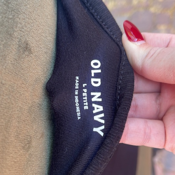 Rib-Knit V-Neck Halter Top - Picture 6 of 6